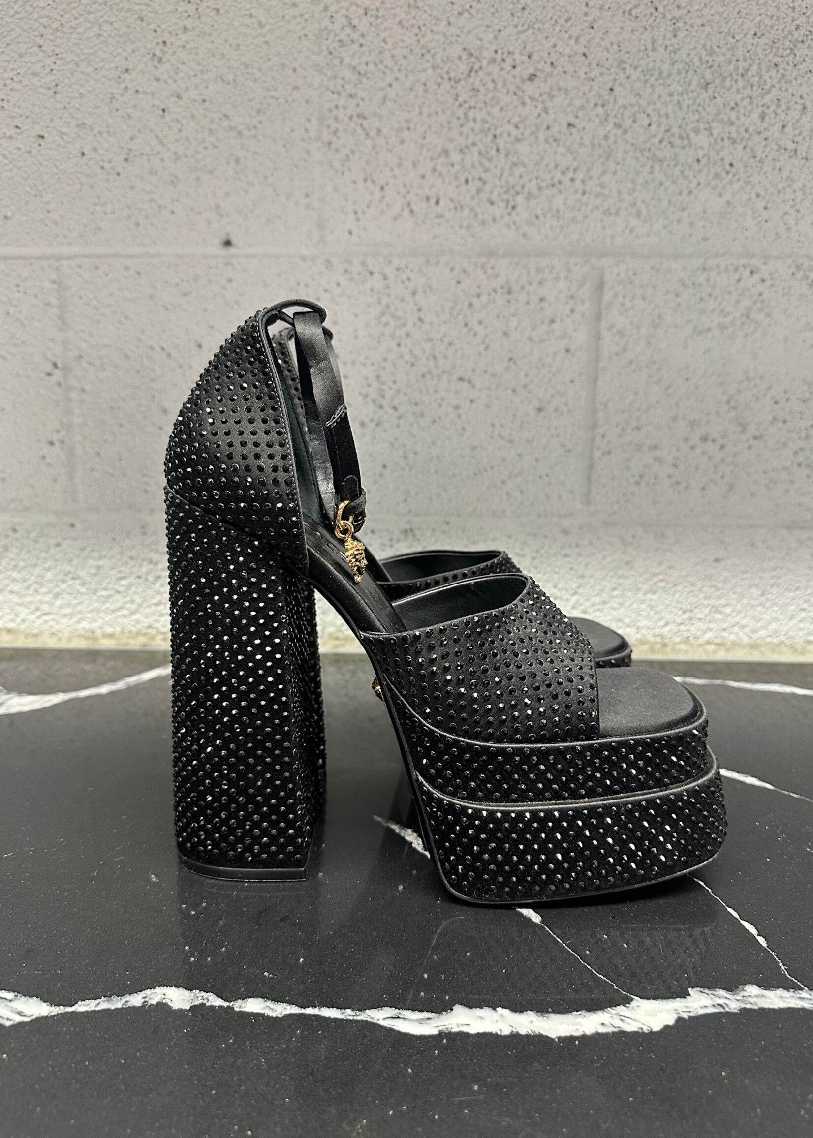 Versace Aevita Rhinestone Platform Pump Heels Fem 9