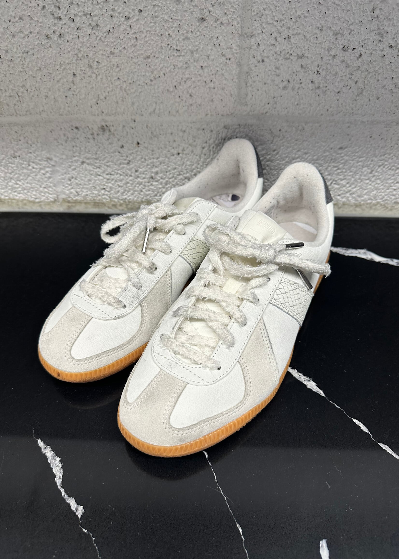 END X Adidas Samba Collab Shoes Masc 7.5/Fem 9