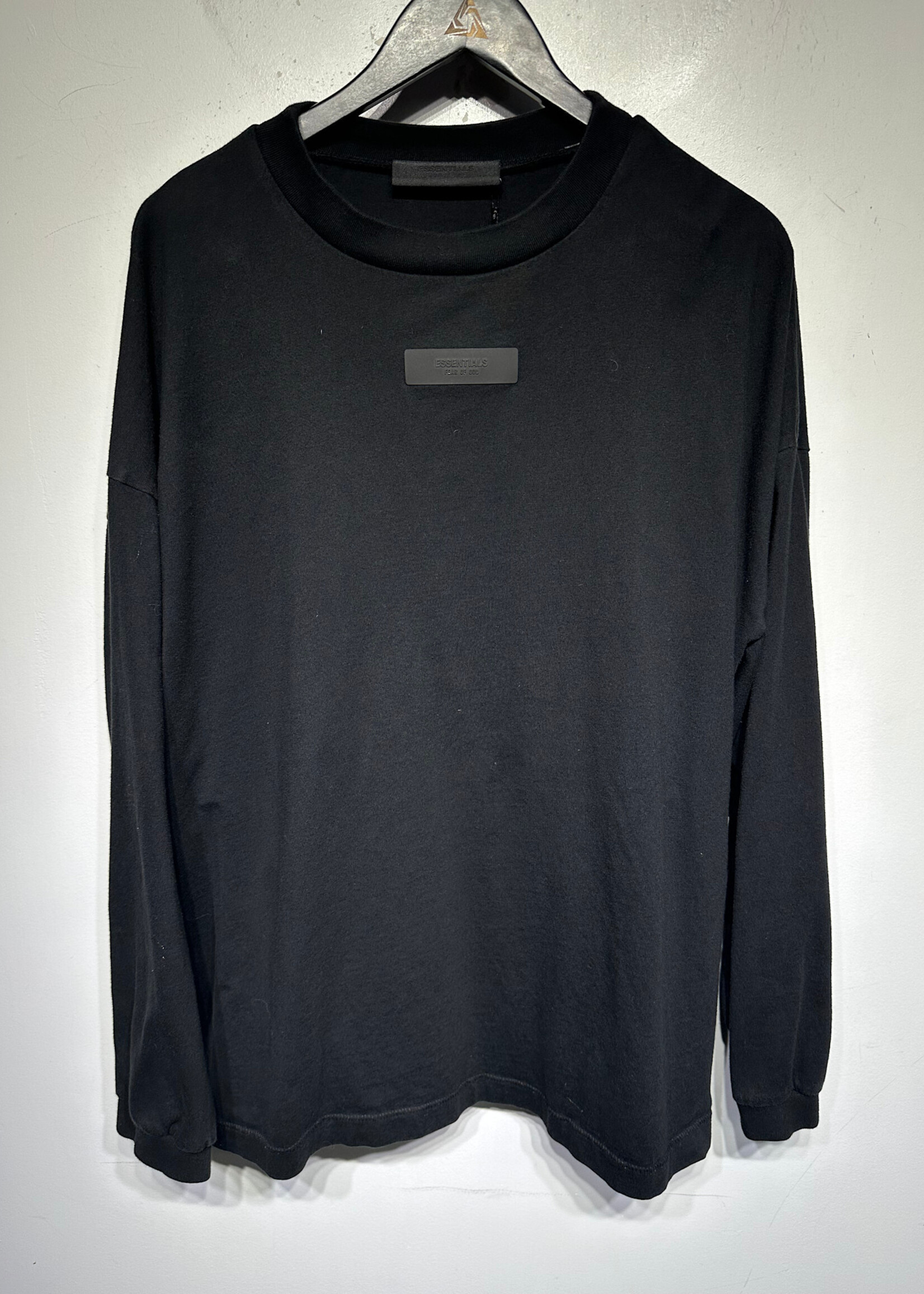 Essentials Black Center Rubber Logo LS M