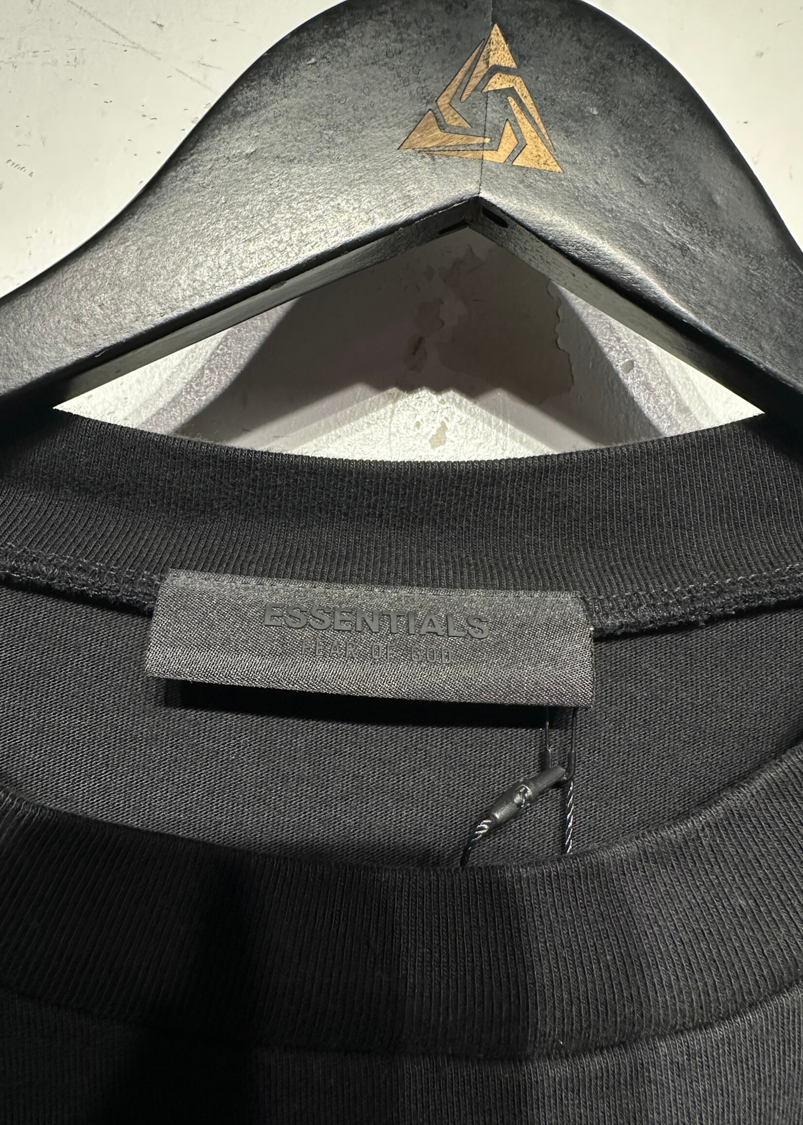 Essentials Black Center Rubber Logo LS M