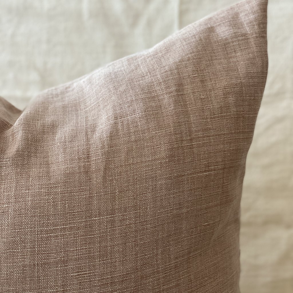 https://cdn.shoplightspeed.com/shops/638850/files/48955334/1024x1024x1/libeco-re-linen-pillow-apricot.jpg