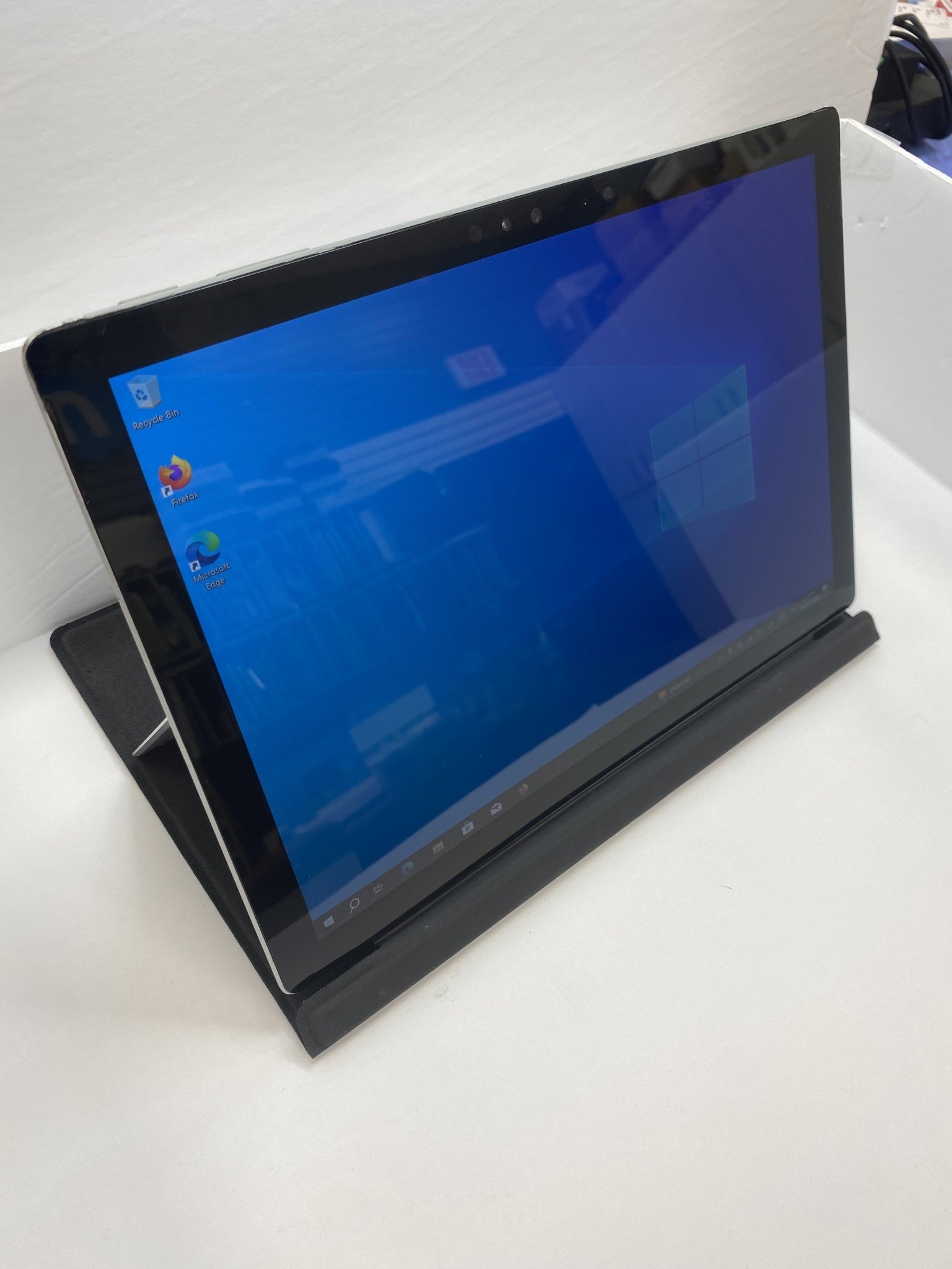 Microsoft Surface Pro 4; 8GB 256GB i5-6300U 2.4GHz w/ Keyboard