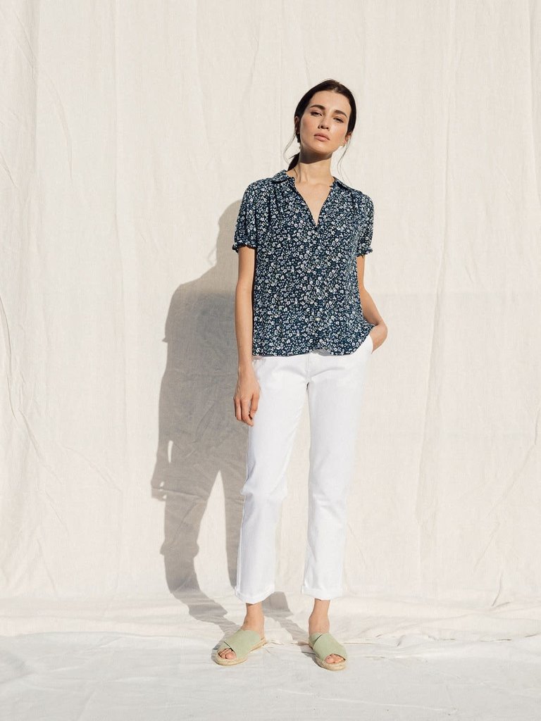 Indi & Cold Blouse Indi & Cold bleu marine fleurie lilas, sauge & blanche