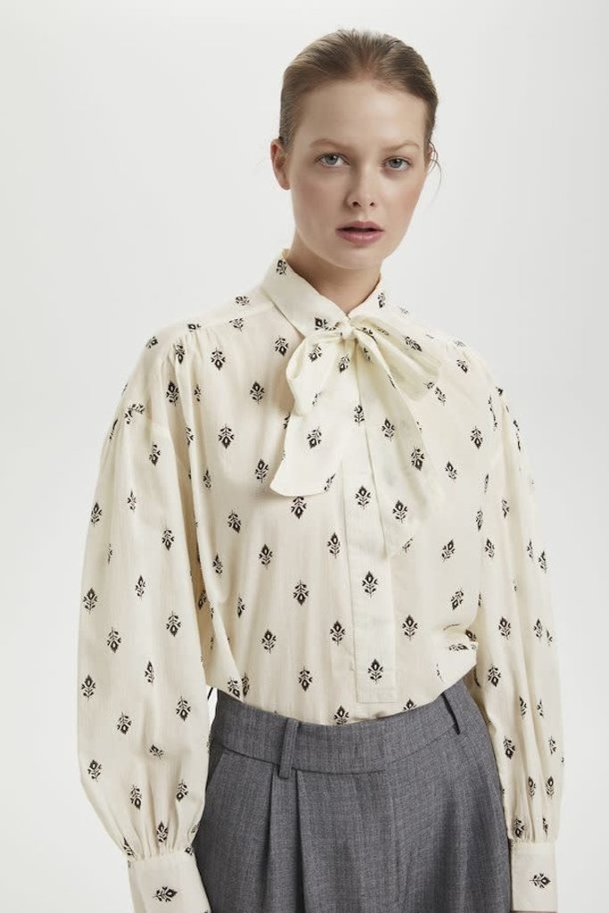 Soaked in luxury Blouse Soaked in luxury à boucle écru fleurie grise