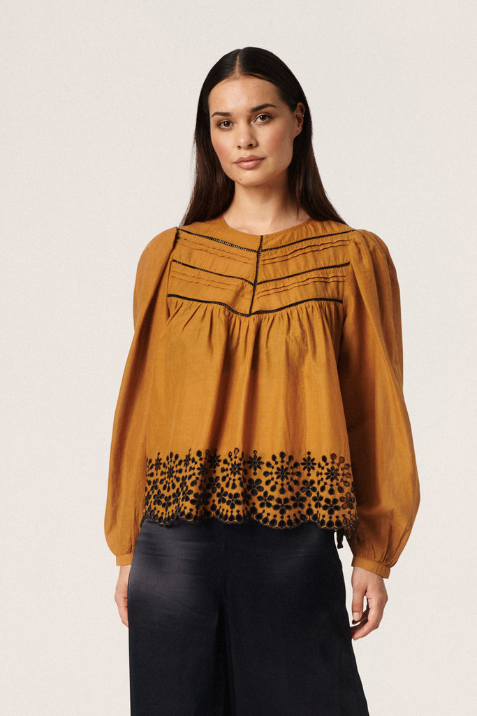 Soaked in luxury Blouse Soaked in Luxury Dicte jaune moutarde à broderies noires