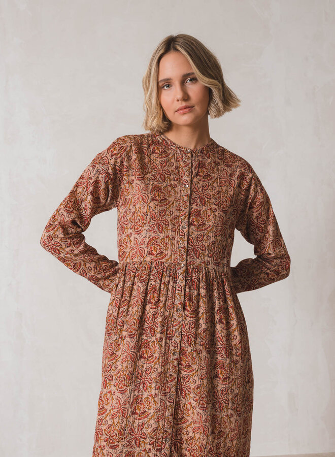 Robe Indi & Cold beige à motif paisley rouge tandoori & noisette