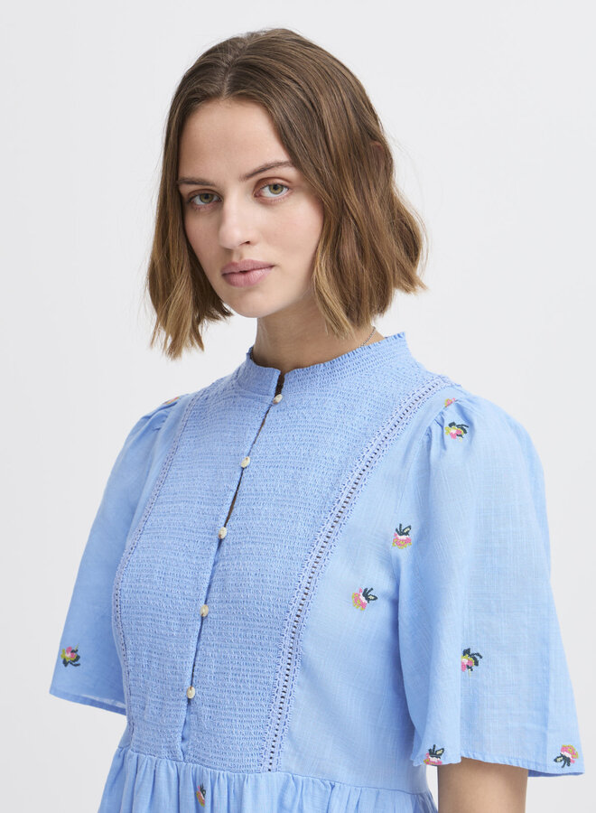 Robe Atelier Rêve Olivia à broderies de fleurs bleue