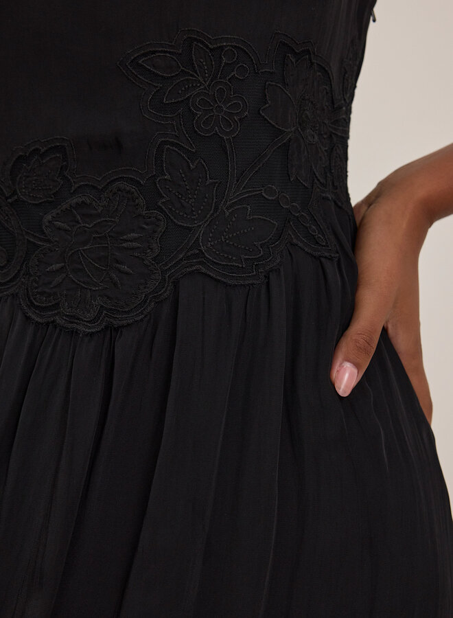 Robe Velvet Bianca à broderies noire