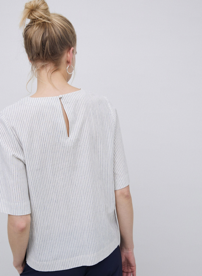 Blouse Yerse Ava à col rond écrue rayée bleu marine