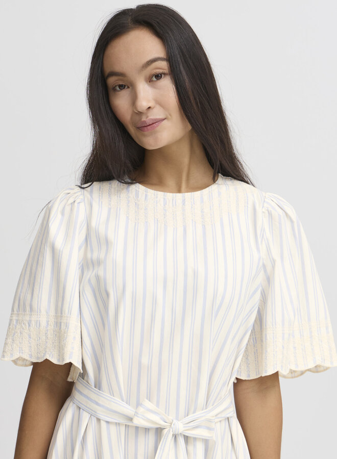 Robe longue Atelier Rêve Maja beige bouleau rayée bleu ciel