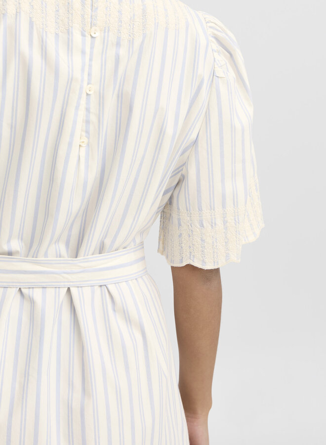 Robe longue Atelier Rêve Maja beige bouleau rayée bleu ciel