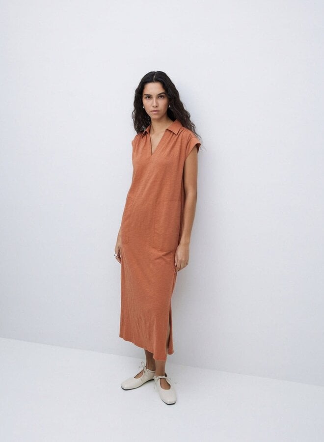 Robe longue Yerse Claudie à col polo acajou