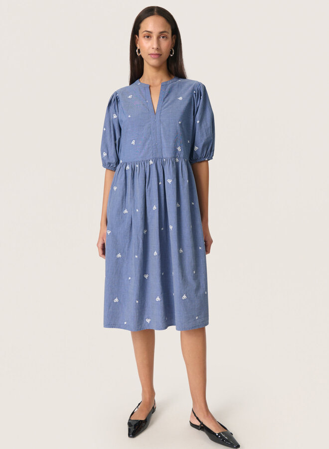Robe Soaked in luxury Josie bleue chambray avec fleurs brodées