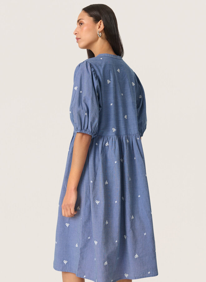 Robe Soaked in luxury Josie bleue chambray avec fleurs brodées