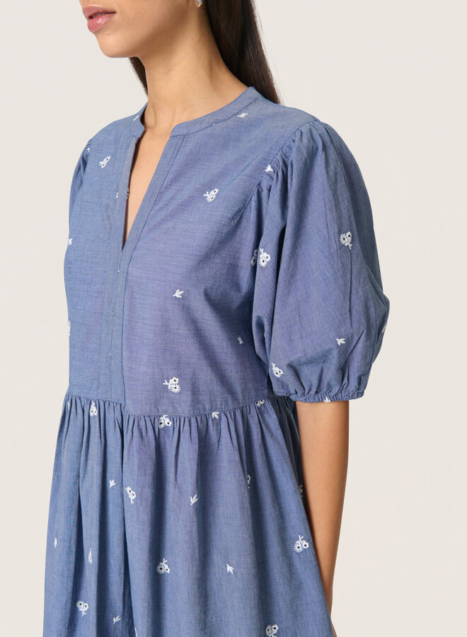 Robe Soaked in luxury Josie bleue chambray avec fleurs brodées