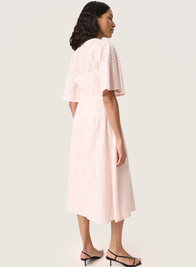 Robe Soaked in luxury Joella en broderies anglaises rose
