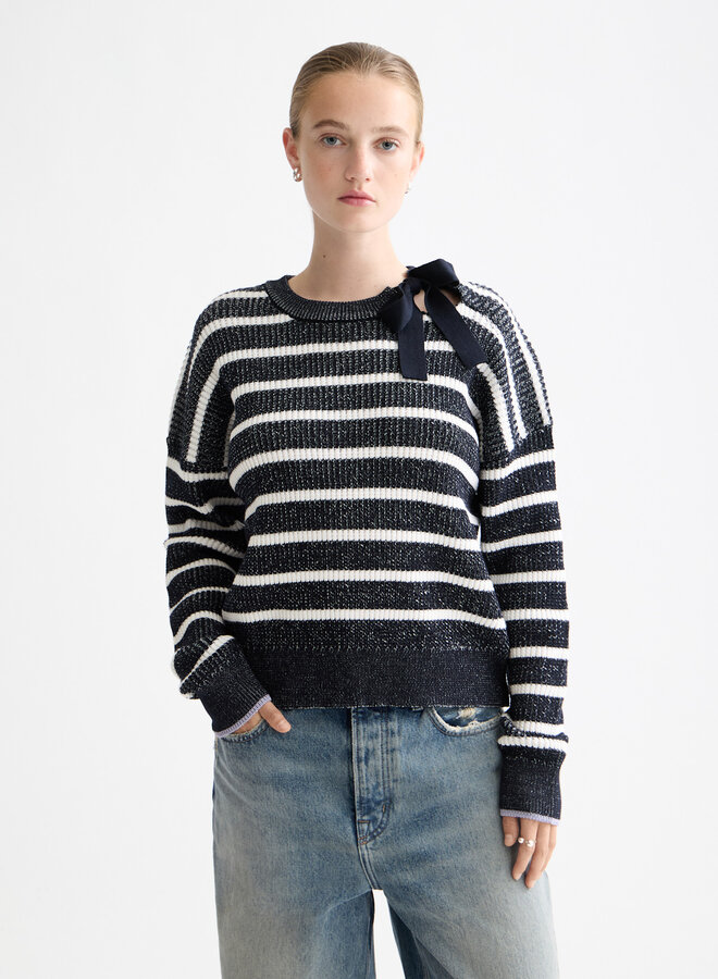 Tricot Scotch & Soda rayé bleu marine & écru avec boucle au col