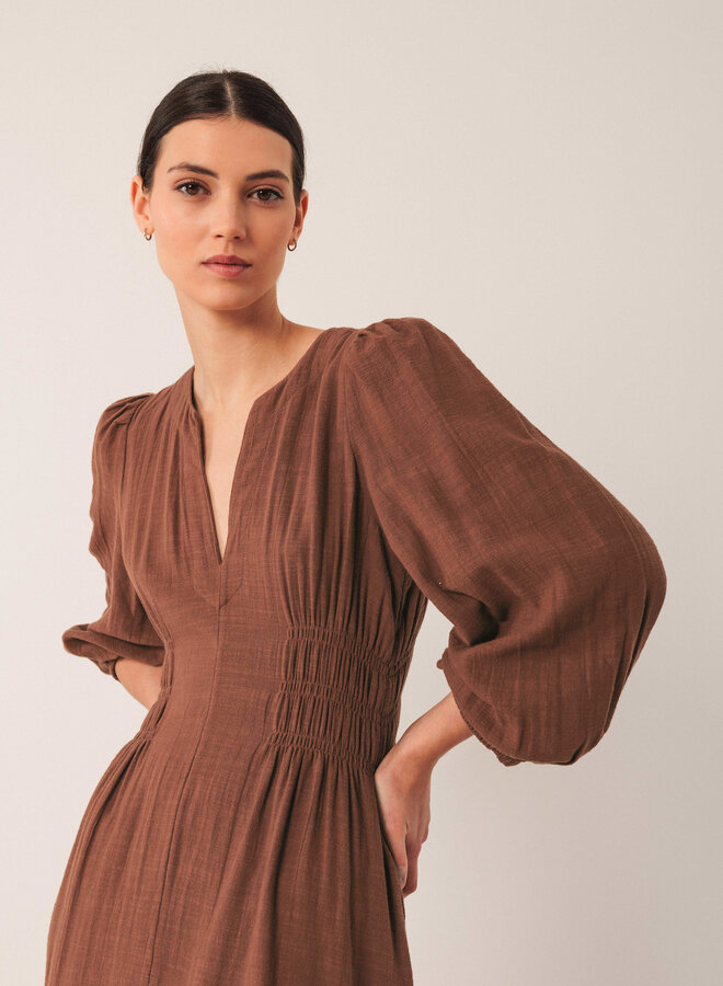 Robe longue Indi & Cold à col V brun tabac