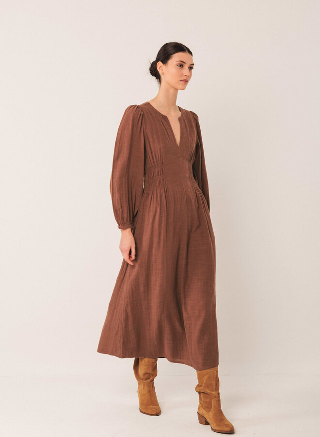Robe longue Indi & Cold à col V brun tabac