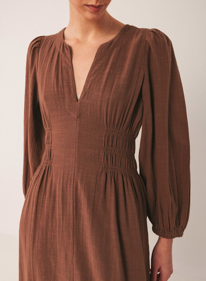 Robe longue Indi & Cold à col V brun tabac