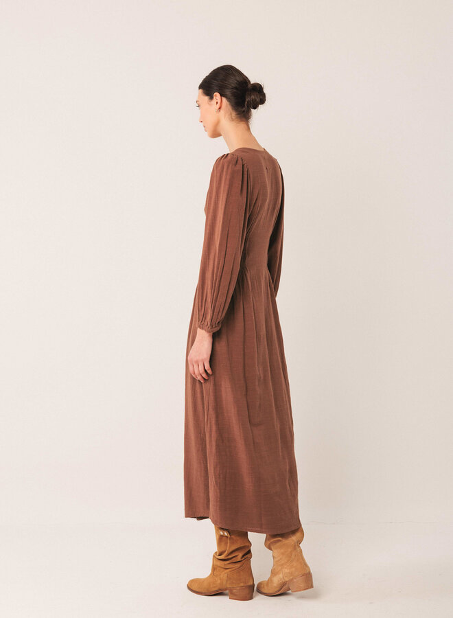 Robe longue Indi & Cold à col V brun tabac