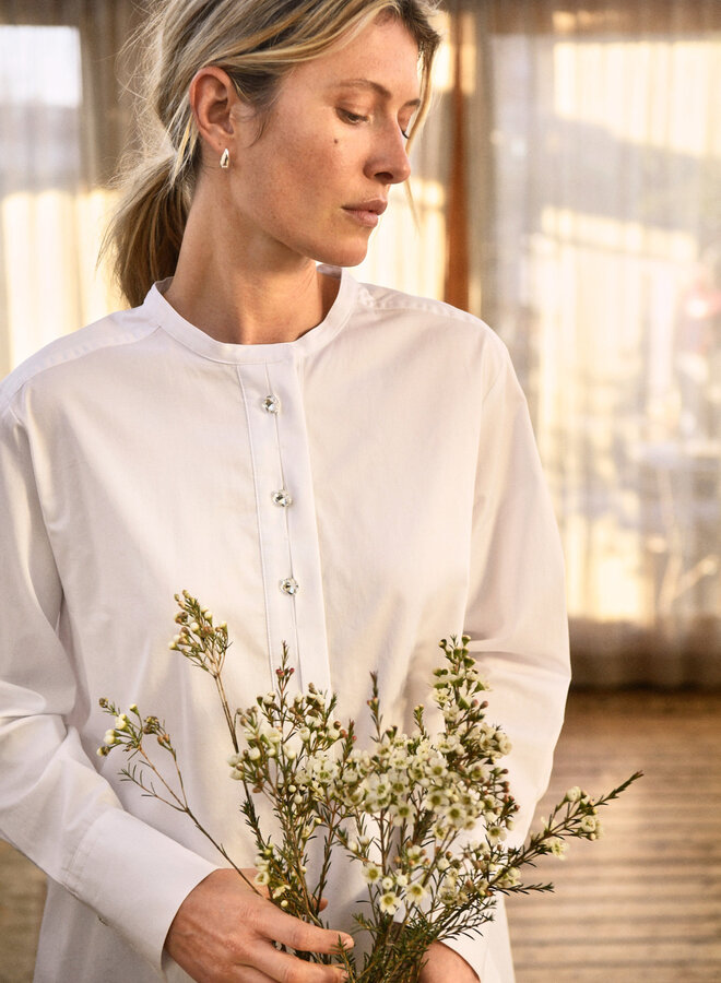 Blouse Part Two Vildana à col rond avec boutons cristaux blanche