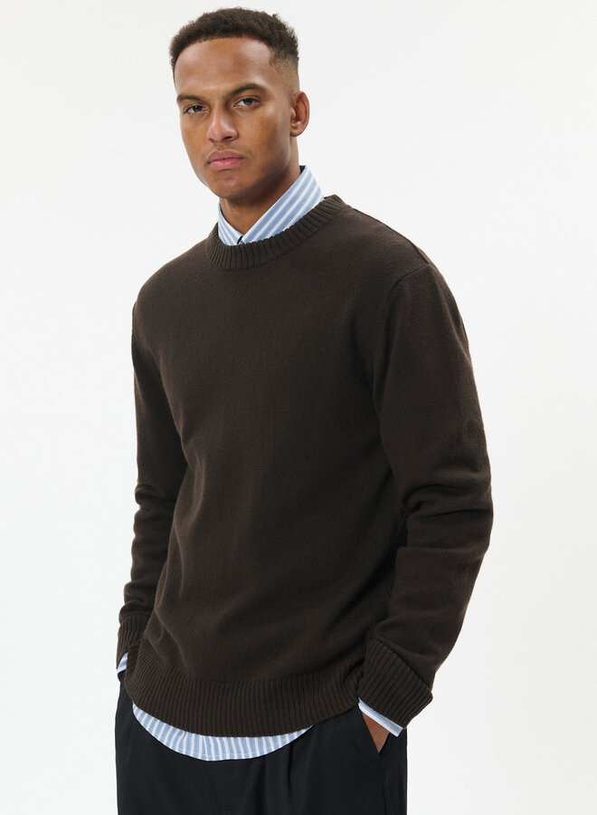 Tricot Matinique Triton à col rond en laine d’agneau brun ganache