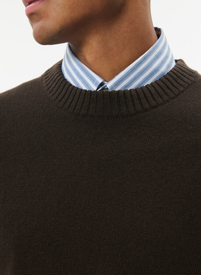 Tricot Matinique Triton à col rond en laine d’agneau brun ganache