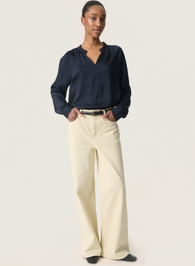 Blouse Soaked in luxury Ioana à col V bleu marine