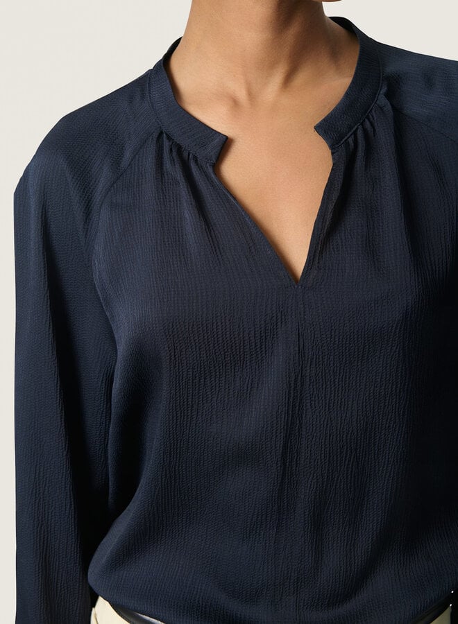 Blouse Soaked in luxury Ioana à col V bleu marine