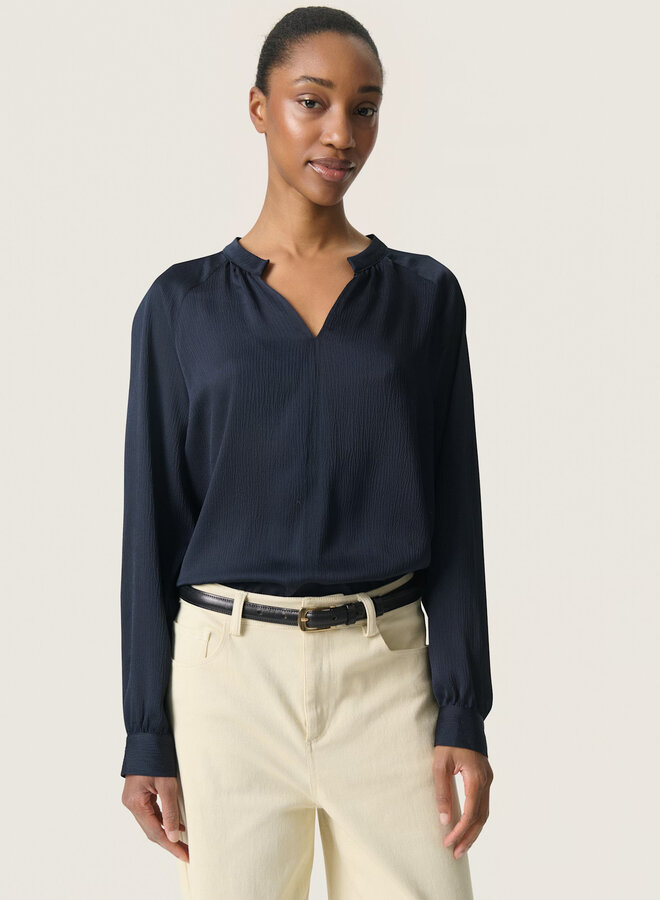 Blouse Soaked in luxury Ioana à col V bleu marine