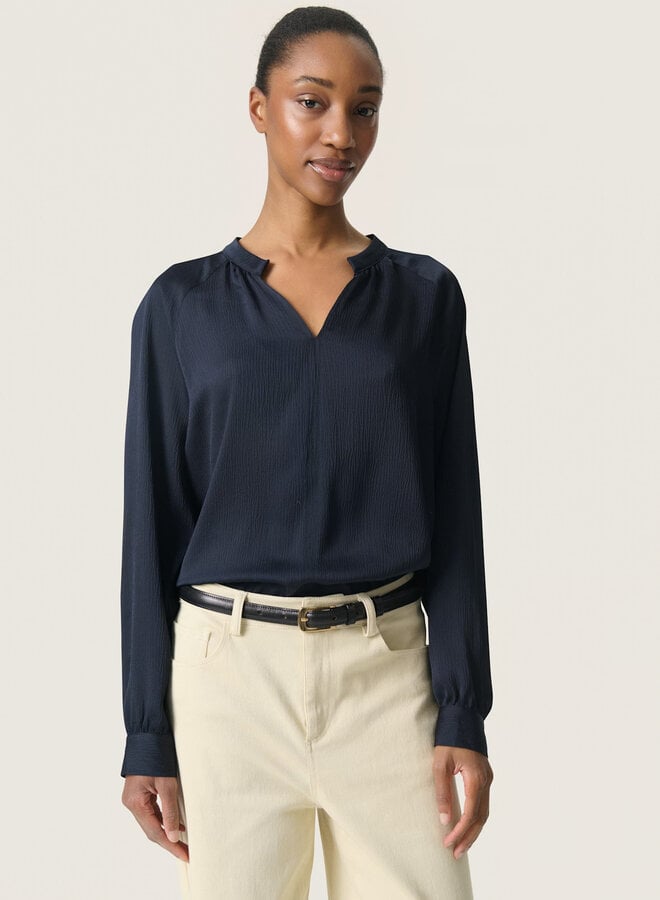 Blouse Soaked in luxury Ioana à col V bleu marine