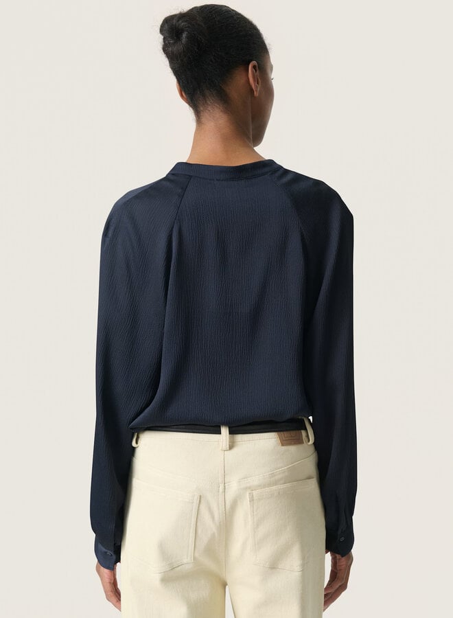 Blouse Soaked in luxury Ioana à col V bleu marine
