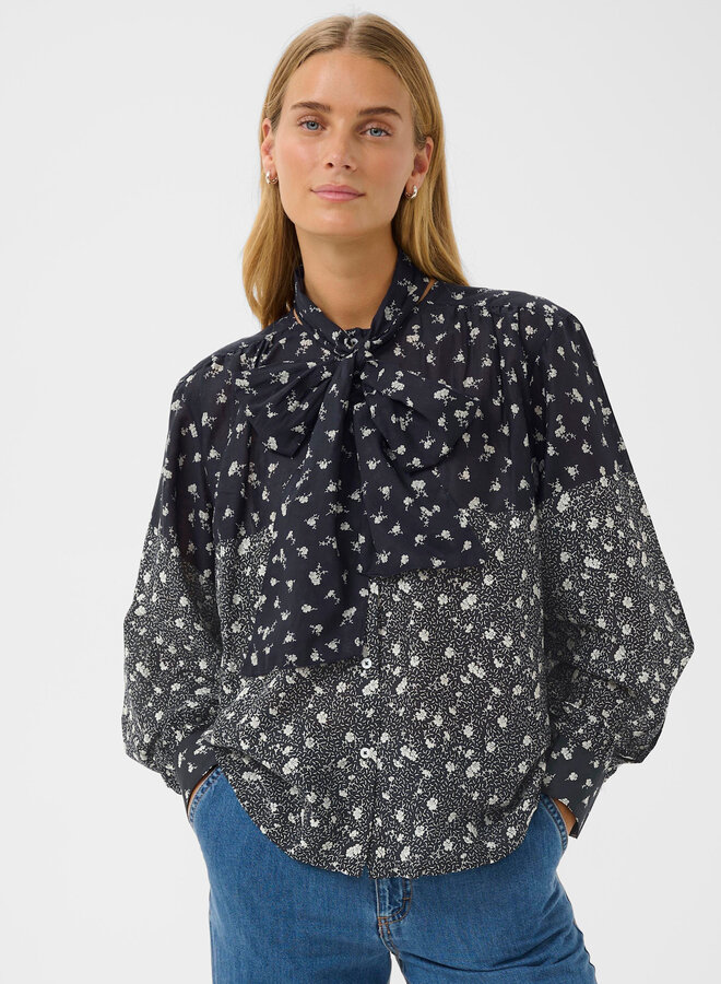 Blouse Part Two Yanina en voile bleu marine fleurie écrue