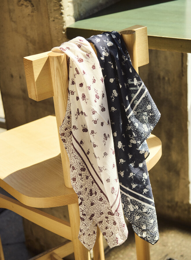 Foulard carré Part Two Phi bleu marine fleuri écru