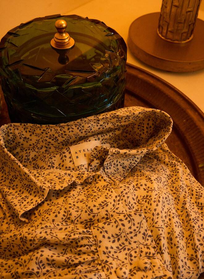 Blouse Atelier Rêve Noella à col classique écrue fleurie bleu Odessa