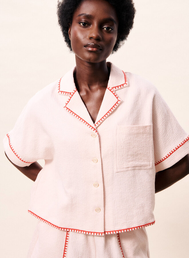 Blouse Frnch Paris Isalya rose gaufrée avec bordures rouge chili