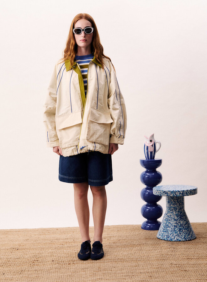 Manteau Frnch Paris Cartagena crème avec bordures bleu roi et col vert tabac