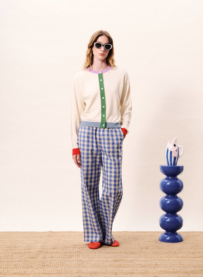 Cardigan Frnch Paris Patrick crème avec bordure verte, rouge, bleue & mauve