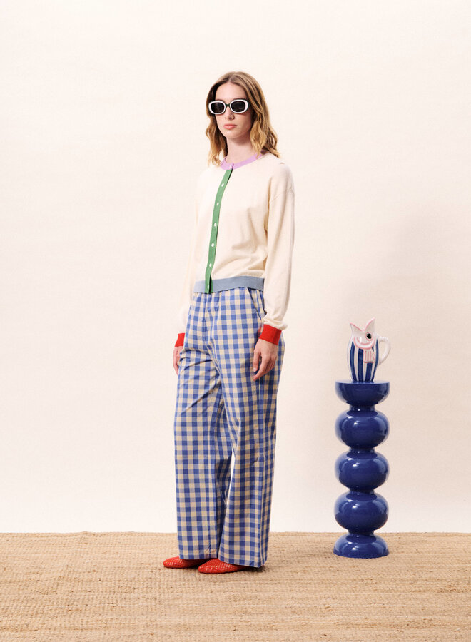 Cardigan Frnch Paris Patrick crème avec bordure verte, rouge, bleue & mauve