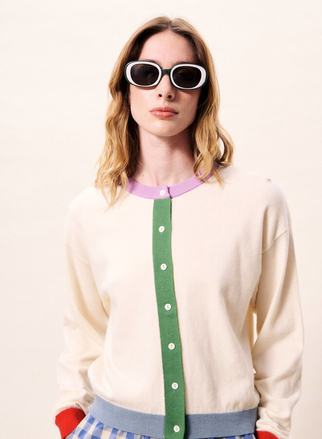 Cardigan Frnch Paris Patrick crème avec bordure verte, rouge, bleue & mauve