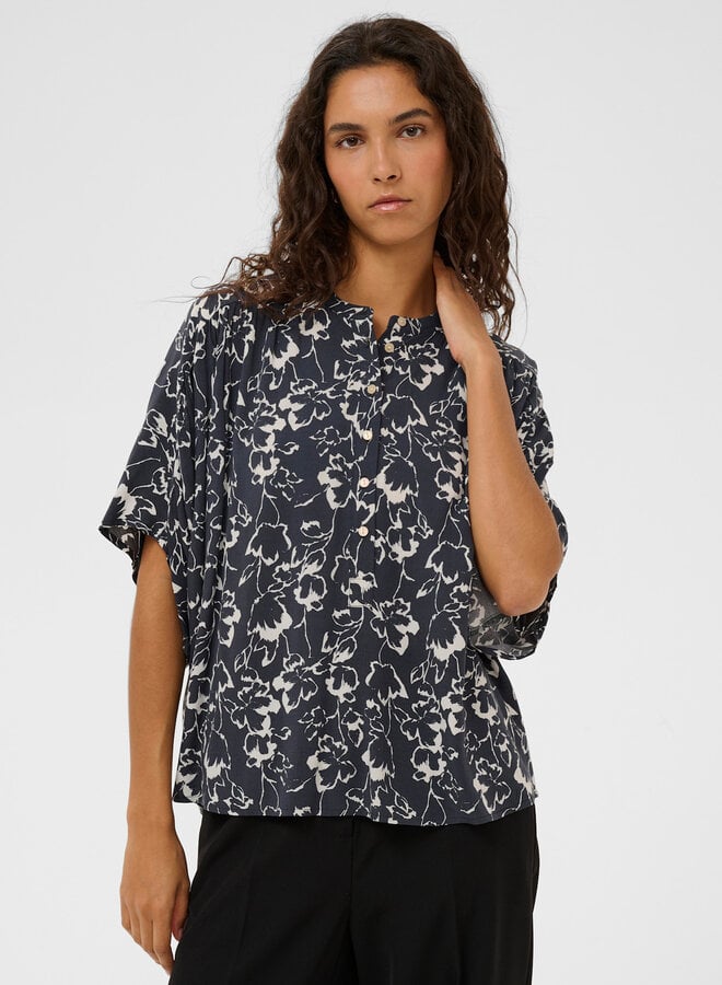 Blouse Soaked Arjana ample bleu marine fleurie blanche