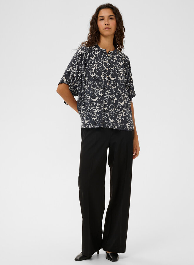 Blouse Soaked Arjana ample bleu marine fleurie blanche