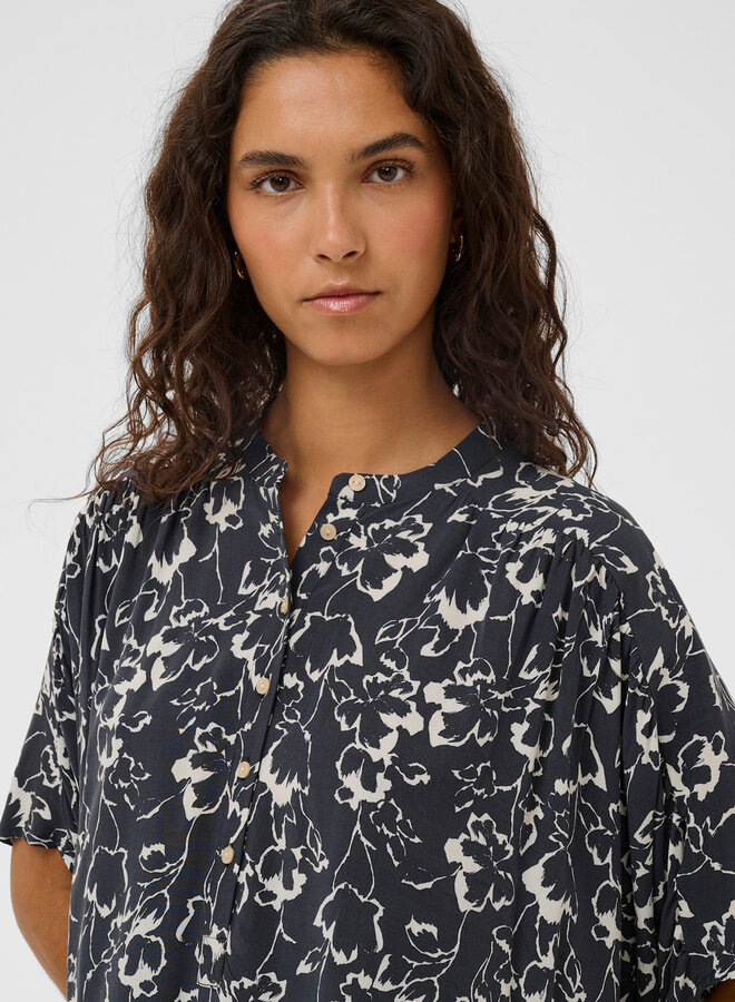 Blouse Soaked Arjana ample bleu marine fleurie blanche
