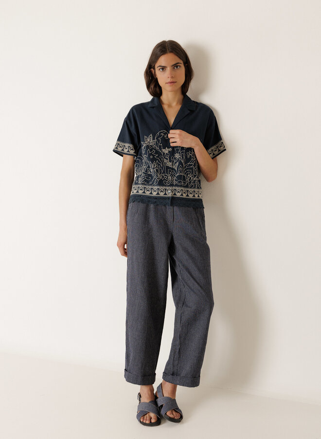 Blouse Indi & Cold à manches courtes bleu marine à broderies crème