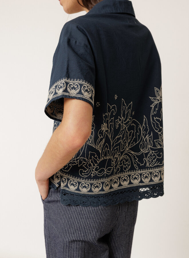 Blouse Indi & Cold à manches courtes bleu marine à broderies crème