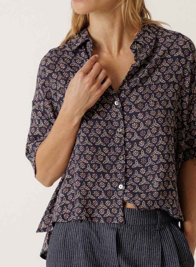 Blouse Indi & Cold à manches courtes bleu marine imprimée