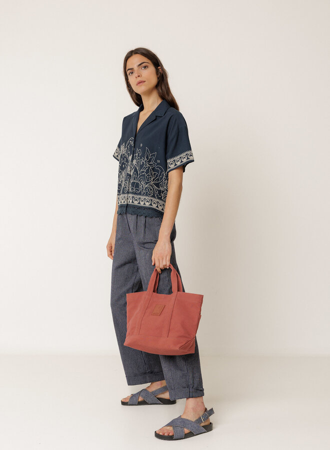 Pantalon Indi & Cold à plis bleu marine rayé