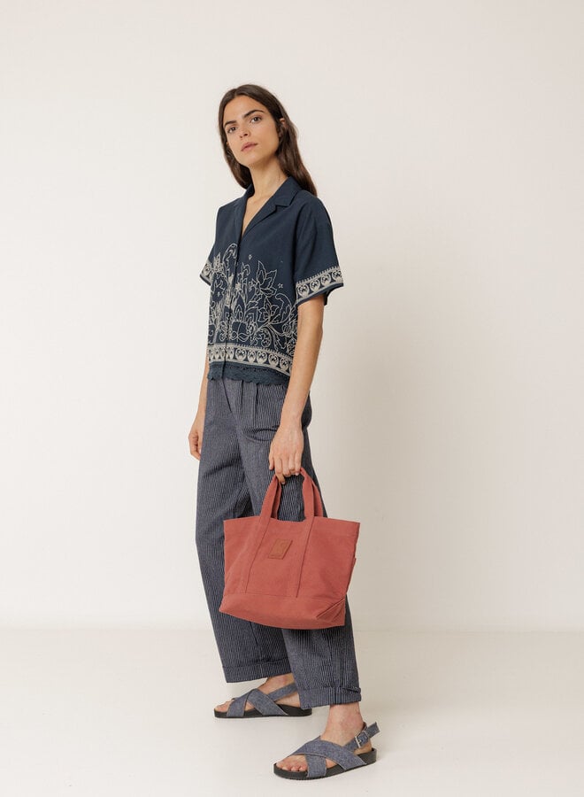 Pantalon Indi & Cold à plis bleu marine rayé