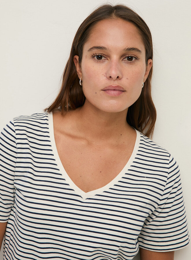 T-shirt Yerse O-Stripes à col V rayé bleu marine & écru